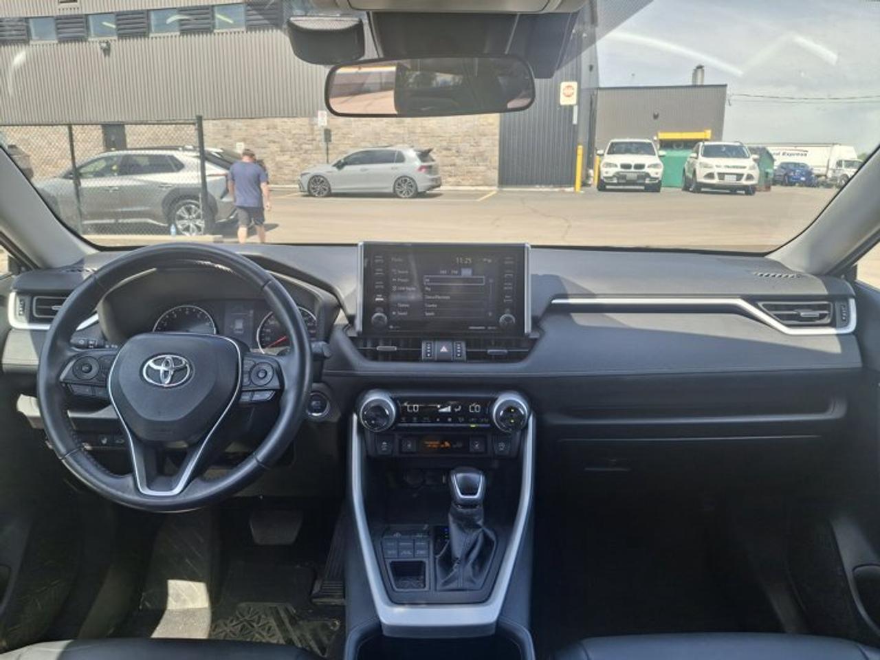 2022 Toyota RAV4 XLE Premium AWD | Leather | Sunroof | Heated Wheel + Seats | CarPlay + Android | Power Seat & More ! Photo