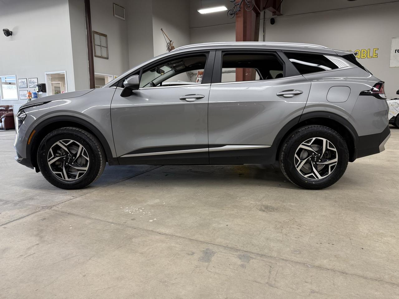 2023 Kia Sportage LX Photo2