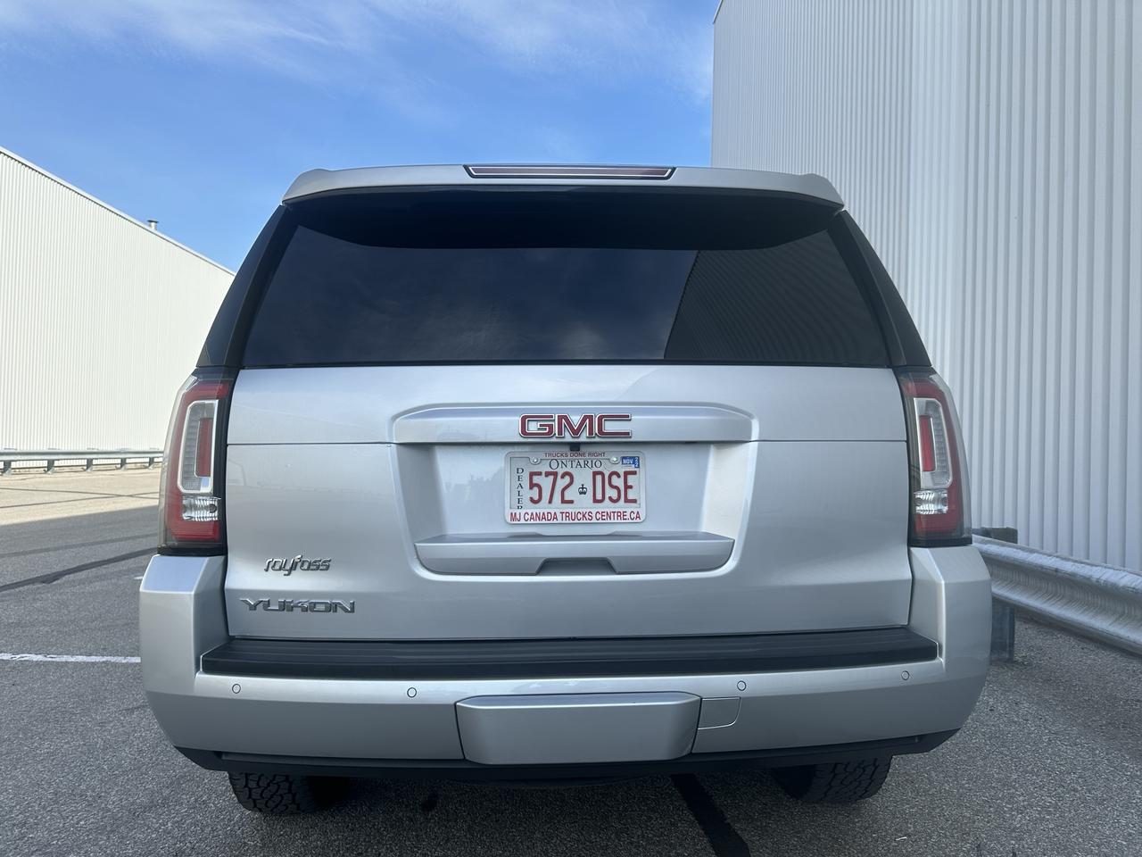 2017 GMC Yukon SLE 8 PASSENGERS - ONE OWNER NO ACCIDENTS Photo