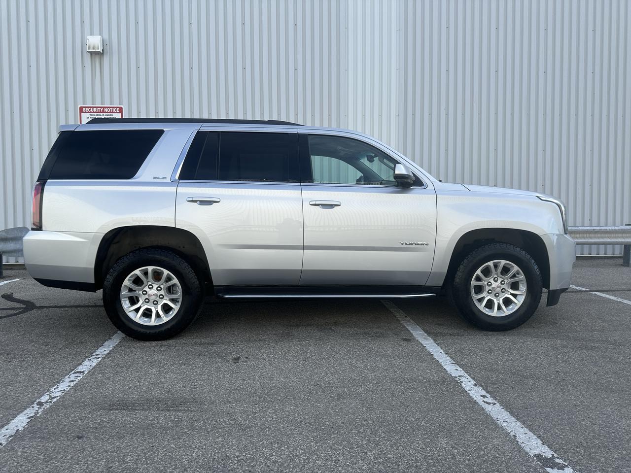 2017 GMC Yukon SLE 8 PASSENGERS - ONE OWNER NO ACCIDENTS Photo