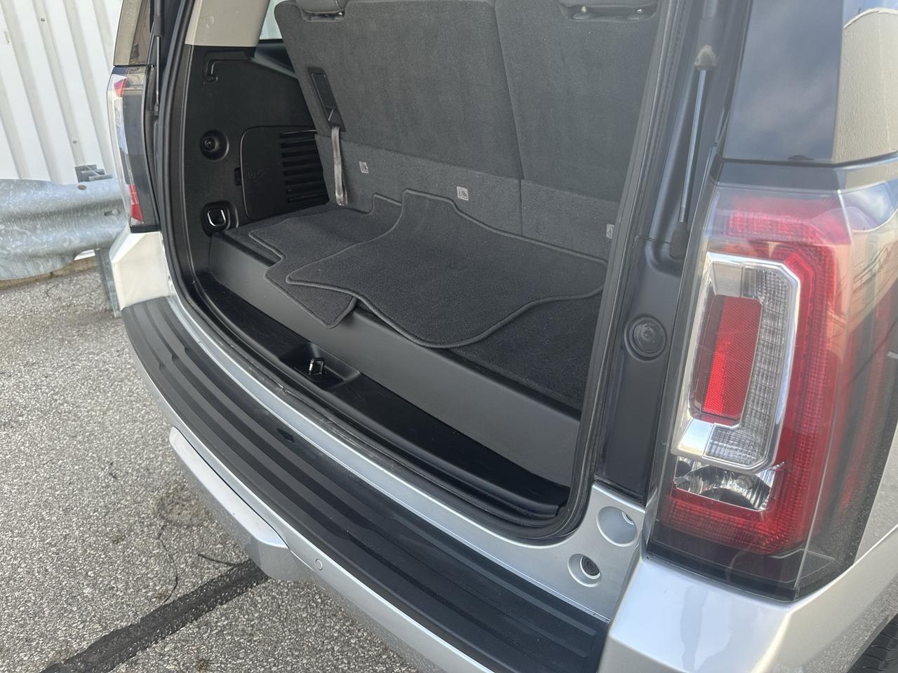 2017 GMC Yukon SLE 8 PASSENGERS - ONE OWNER NO ACCIDENTS Photo