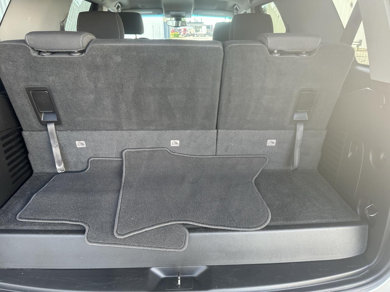 2017 GMC Yukon SLE 8 PASSENGERS - ONE OWNER NO ACCIDENTS Photo
