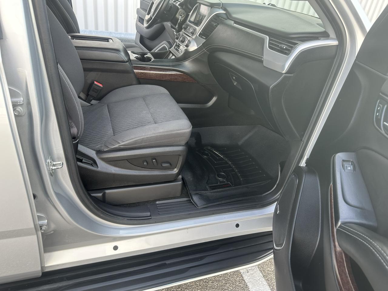2017 GMC Yukon SLE 8 PASSENGERS - ONE OWNER NO ACCIDENTS Photo
