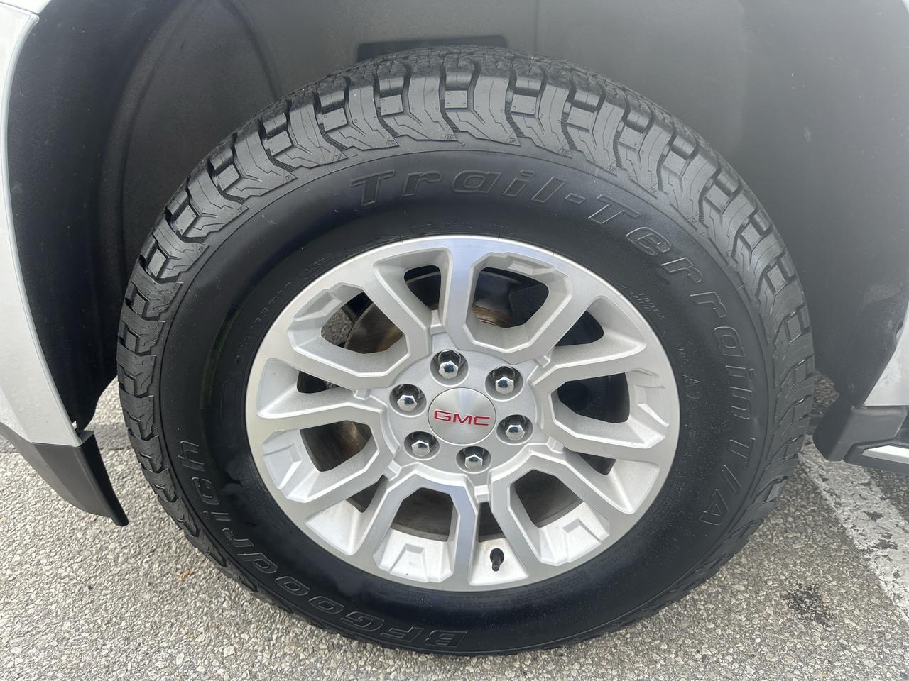 2017 GMC Yukon SLE 8 PASSENGERS - ONE OWNER NO ACCIDENTS Photo