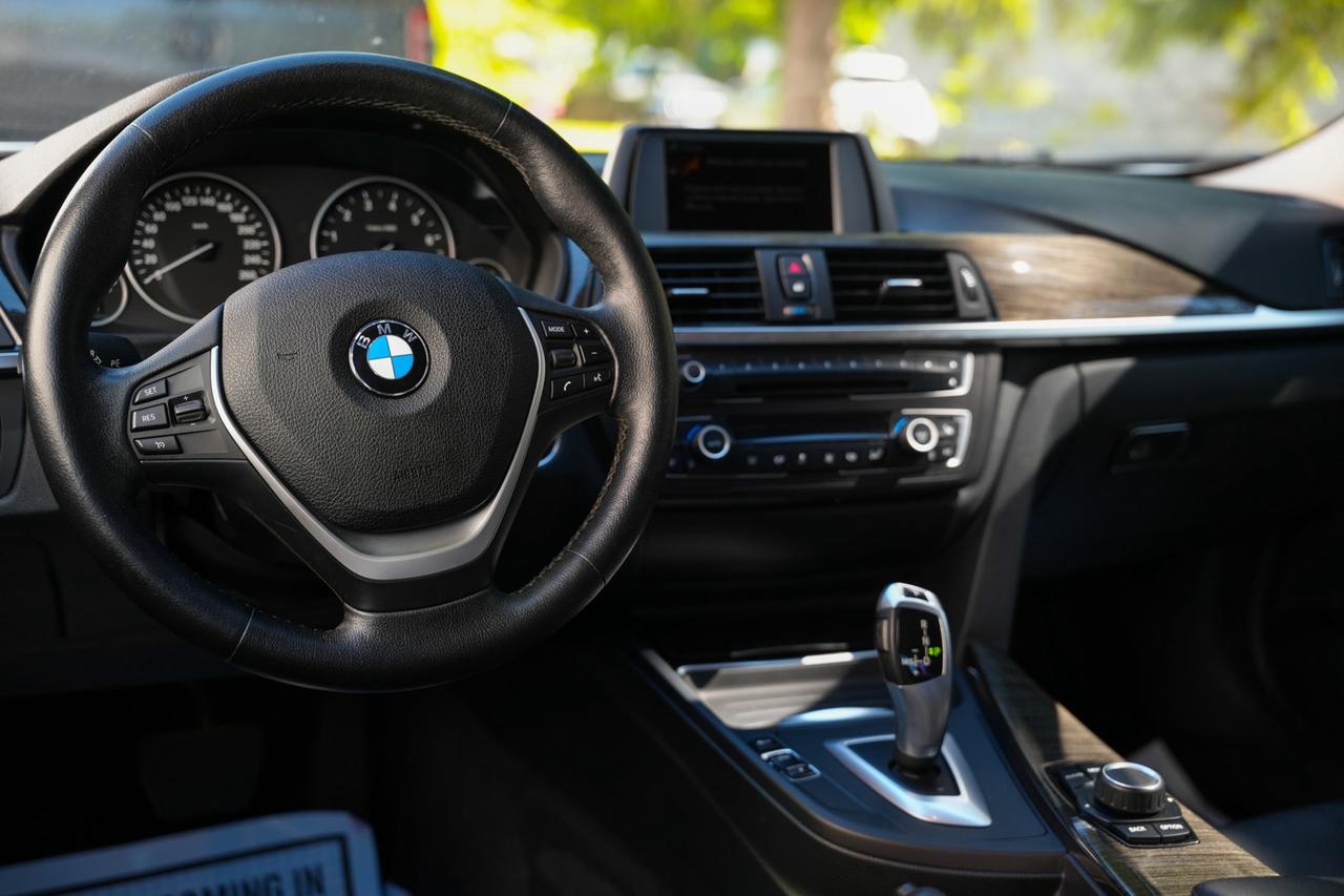 2013 BMW 3 Series 320i Sedan Photo
