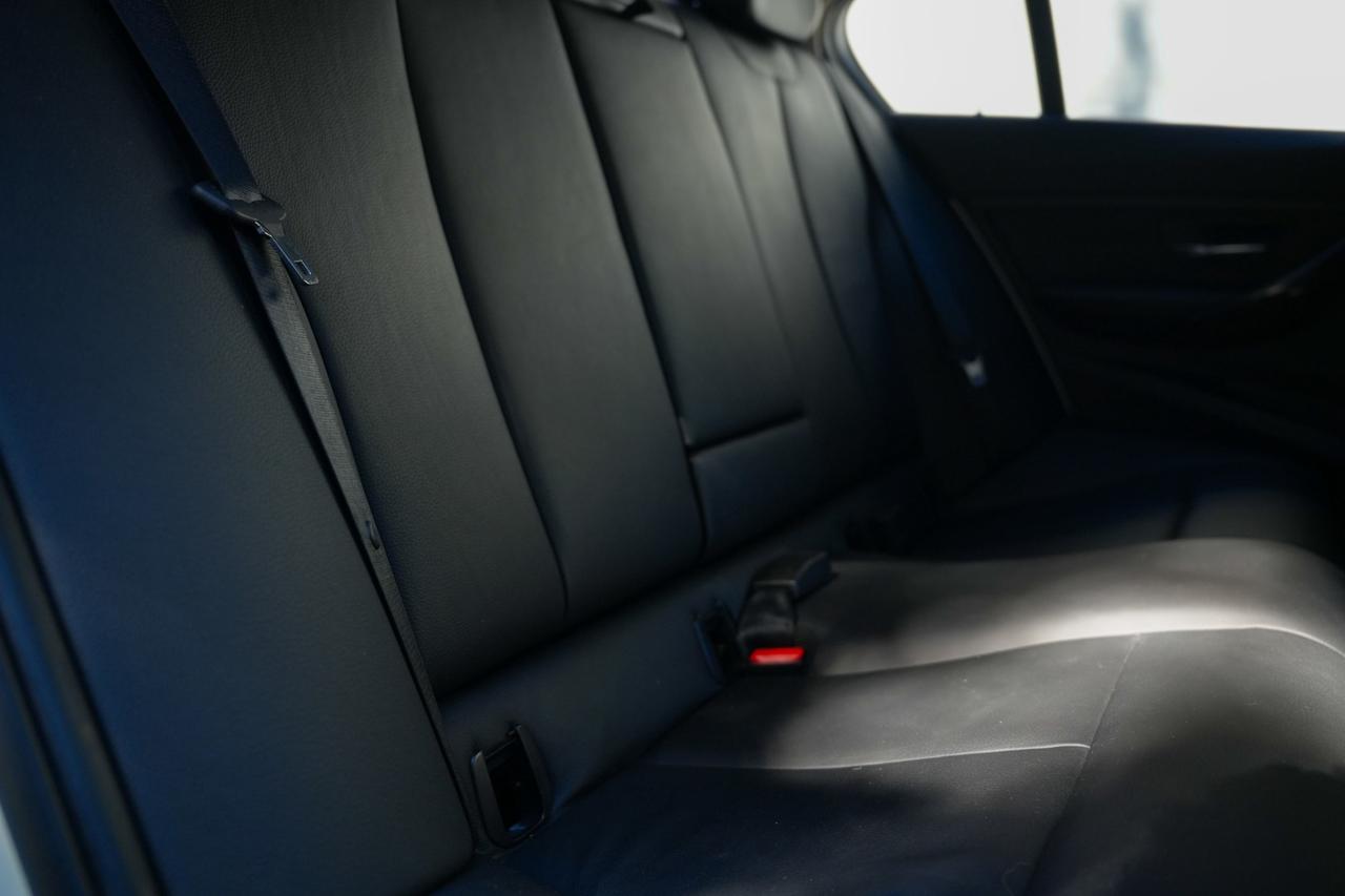2013 BMW 3 Series 320i Sedan Photo