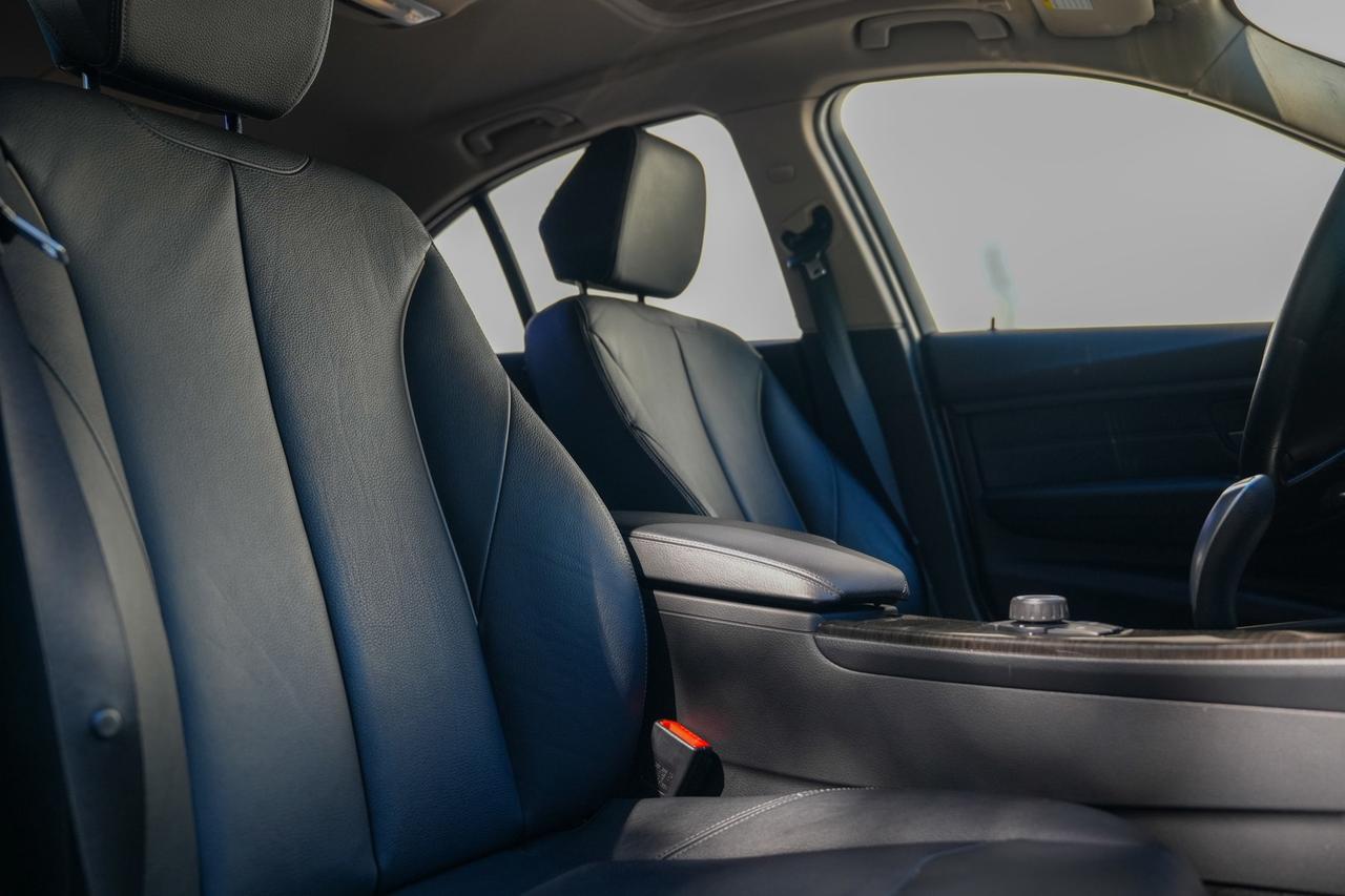 2013 BMW 3 Series 320i Sedan Photo