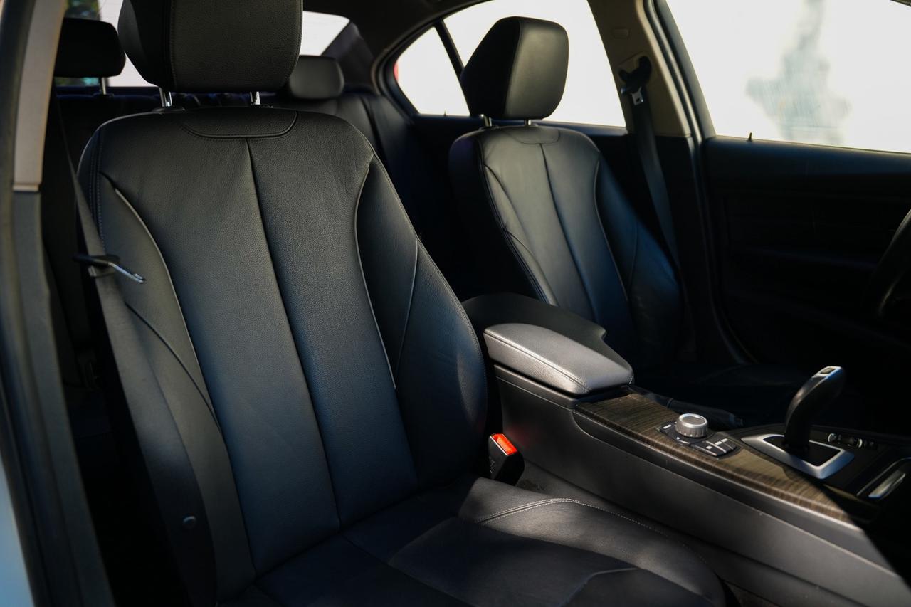 2013 BMW 3 Series 320i Sedan Photo