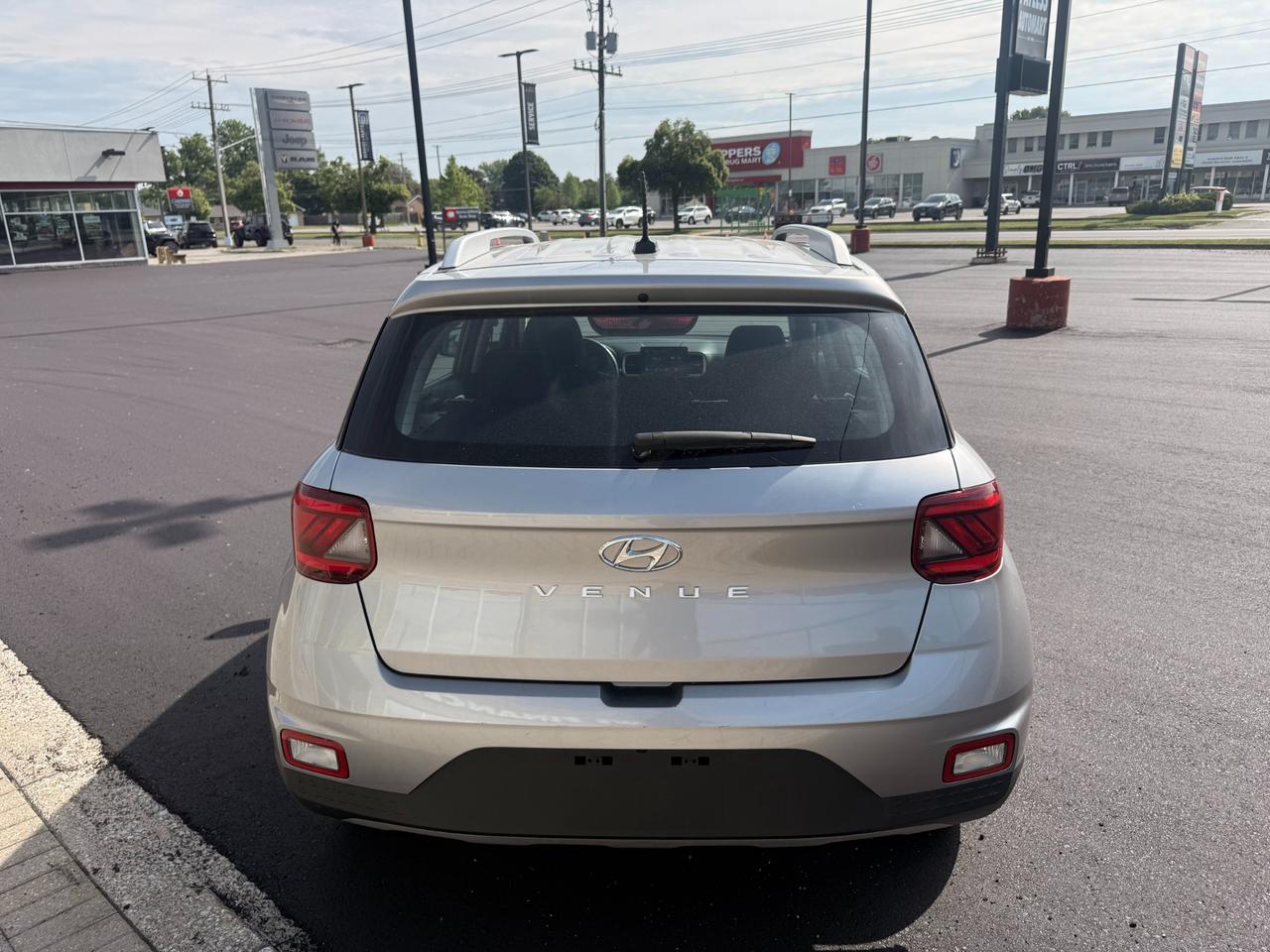 2023 Hyundai Venue PREFERRED Photo3