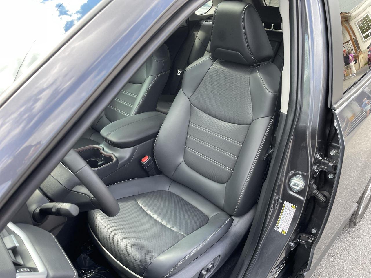 2025 Toyota RAV4 Limited LIKE NEW!!  LIMITED, SOFTEX, ROOF, NAV, HT Photo