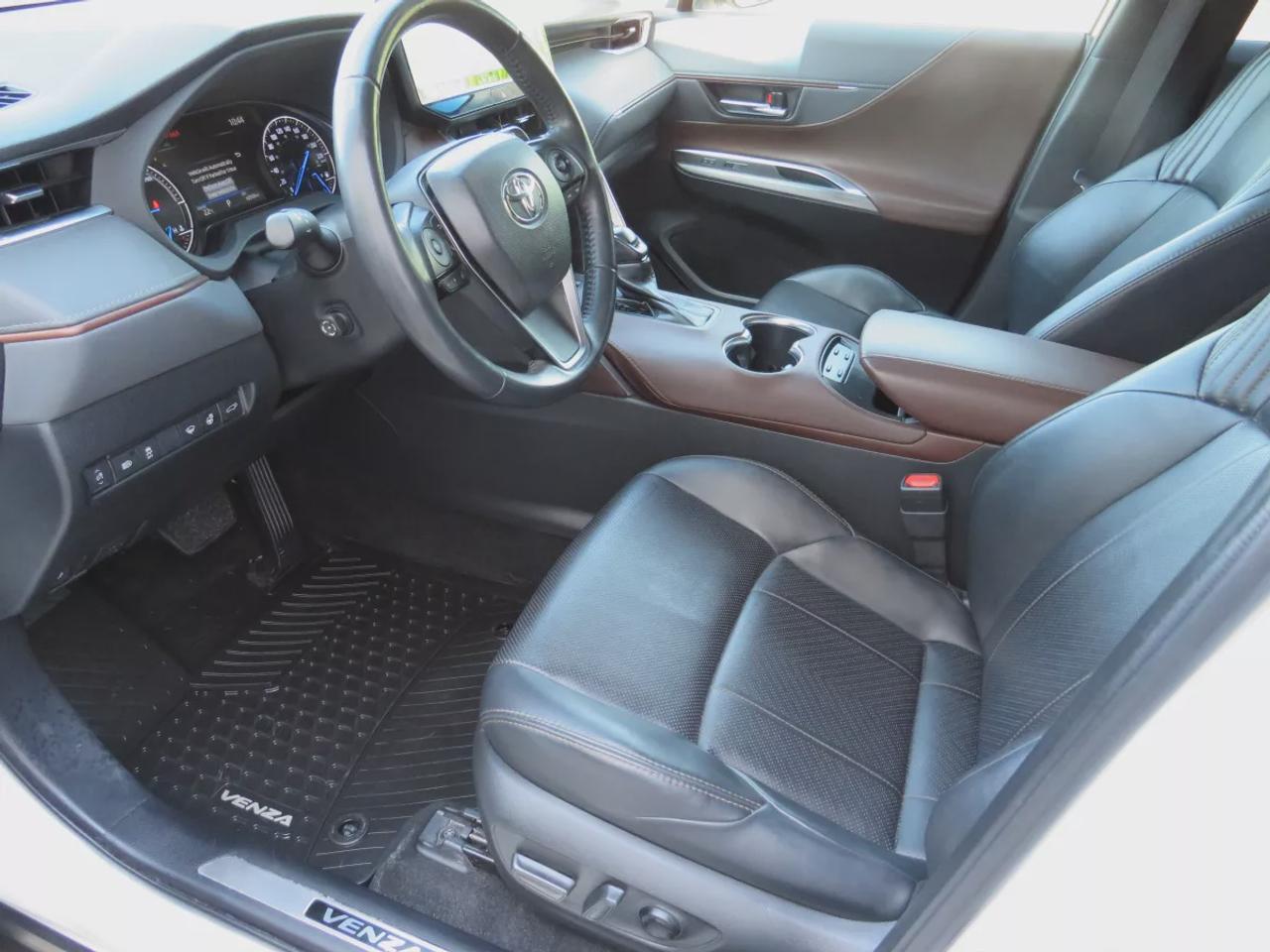 2021 Toyota Venza XLE | LOW KM!! | Hybrid! | Clean Carfax Report | AWD | Leather | Navigation | Rear Pivacy Cover | Power Tailgate | Photo