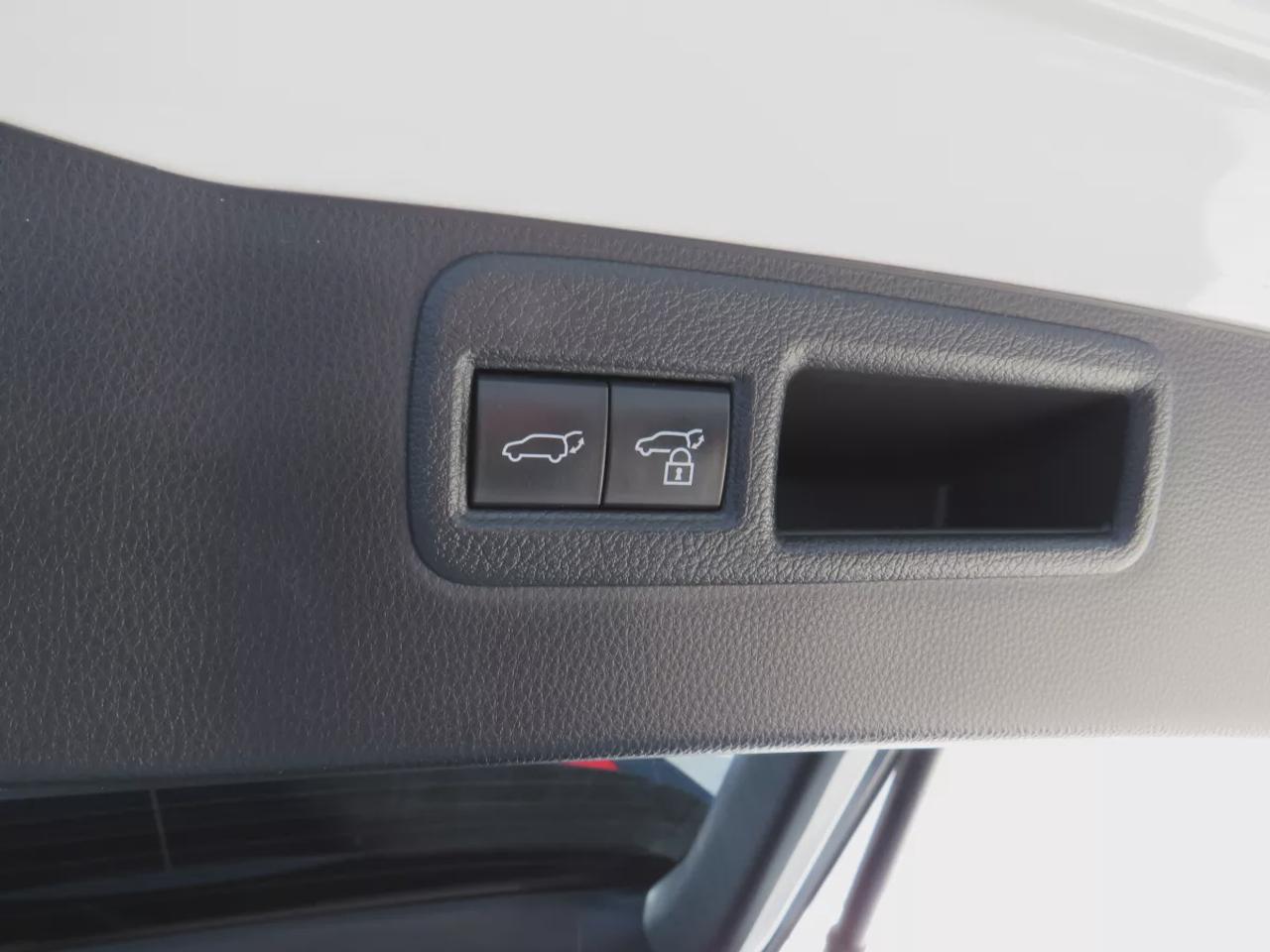 2021 Toyota Venza XLE | LOW KM!! | Hybrid! | Clean Carfax Report | AWD | Leather | Navigation | Rear Pivacy Cover | Power Tailgate | Photo
