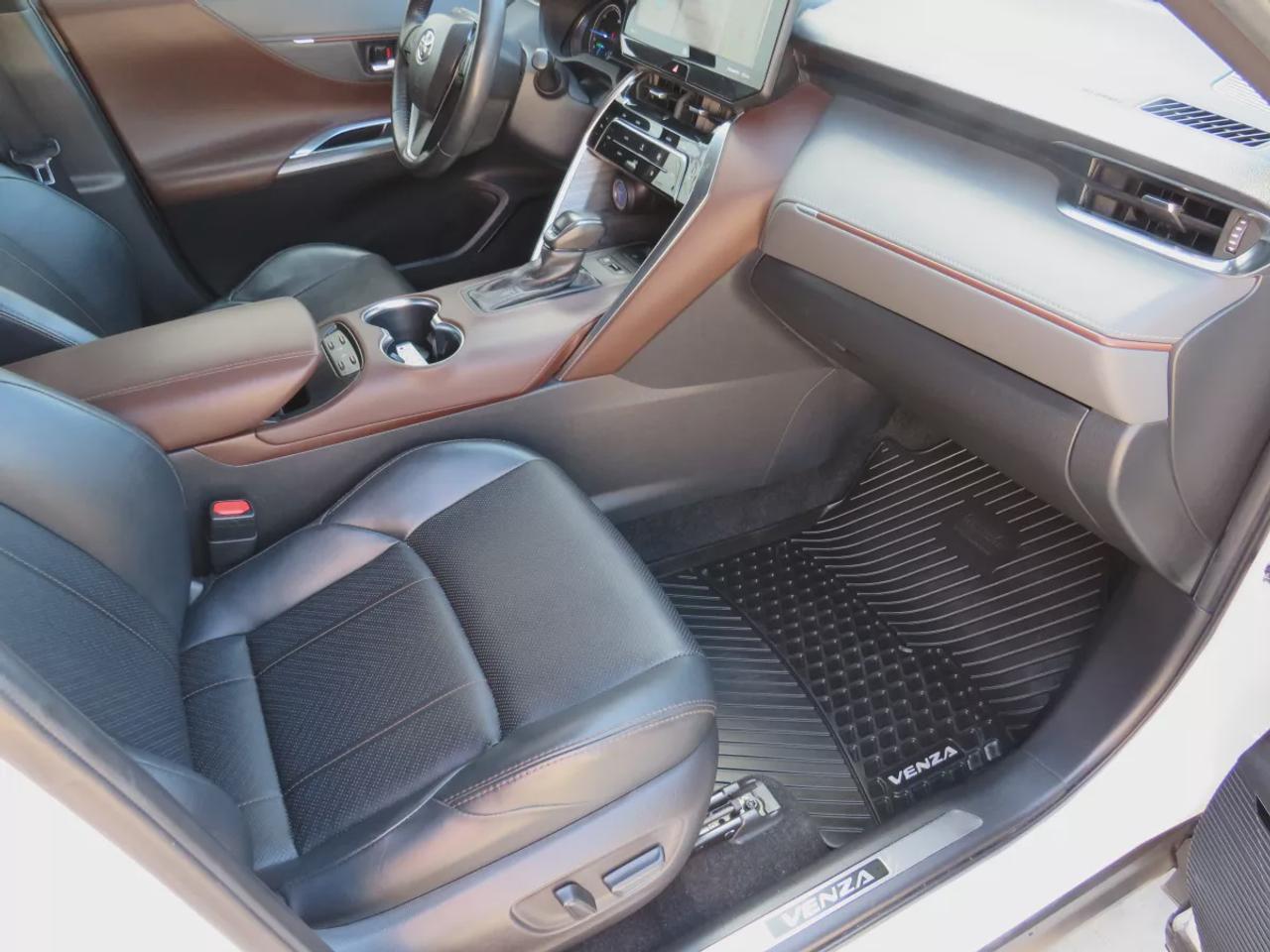 2021 Toyota Venza XLE | LOW KM!! | Hybrid! | Clean Carfax Report | AWD | Leather | Navigation | Rear Pivacy Cover | Power Tailgate | Photo