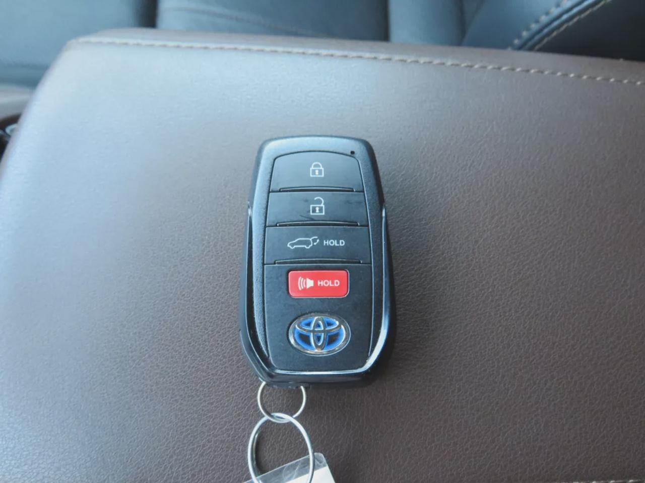 2021 Toyota Venza XLE | LOW KM!! | Hybrid! | Clean Carfax Report | AWD | Leather | Navigation | Rear Pivacy Cover | Power Tailgate | Photo