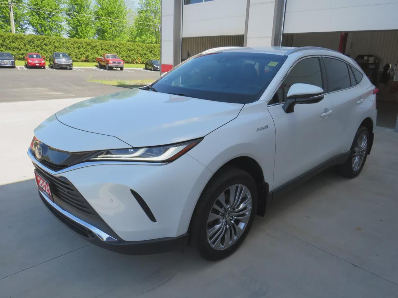 2021 Toyota Venza XLE | LOW KM!! | Hybrid! | Clean Carfax Report | AWD | Leather | Navigation | Rear Pivacy Cover | Power Tailgate | Photo