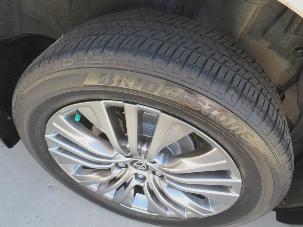 2021 Toyota Venza XLE | LOW KM!! | Hybrid! | Clean Carfax Report | AWD | Leather | Navigation | Rear Pivacy Cover | Power Tailgate | Photo