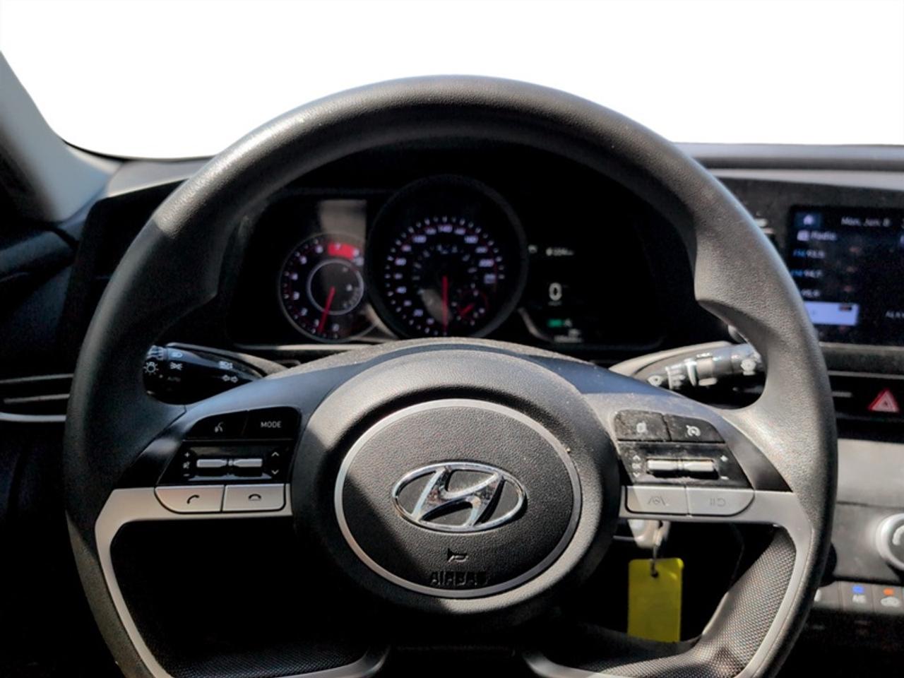 2023 Hyundai Elantra Essential Photo