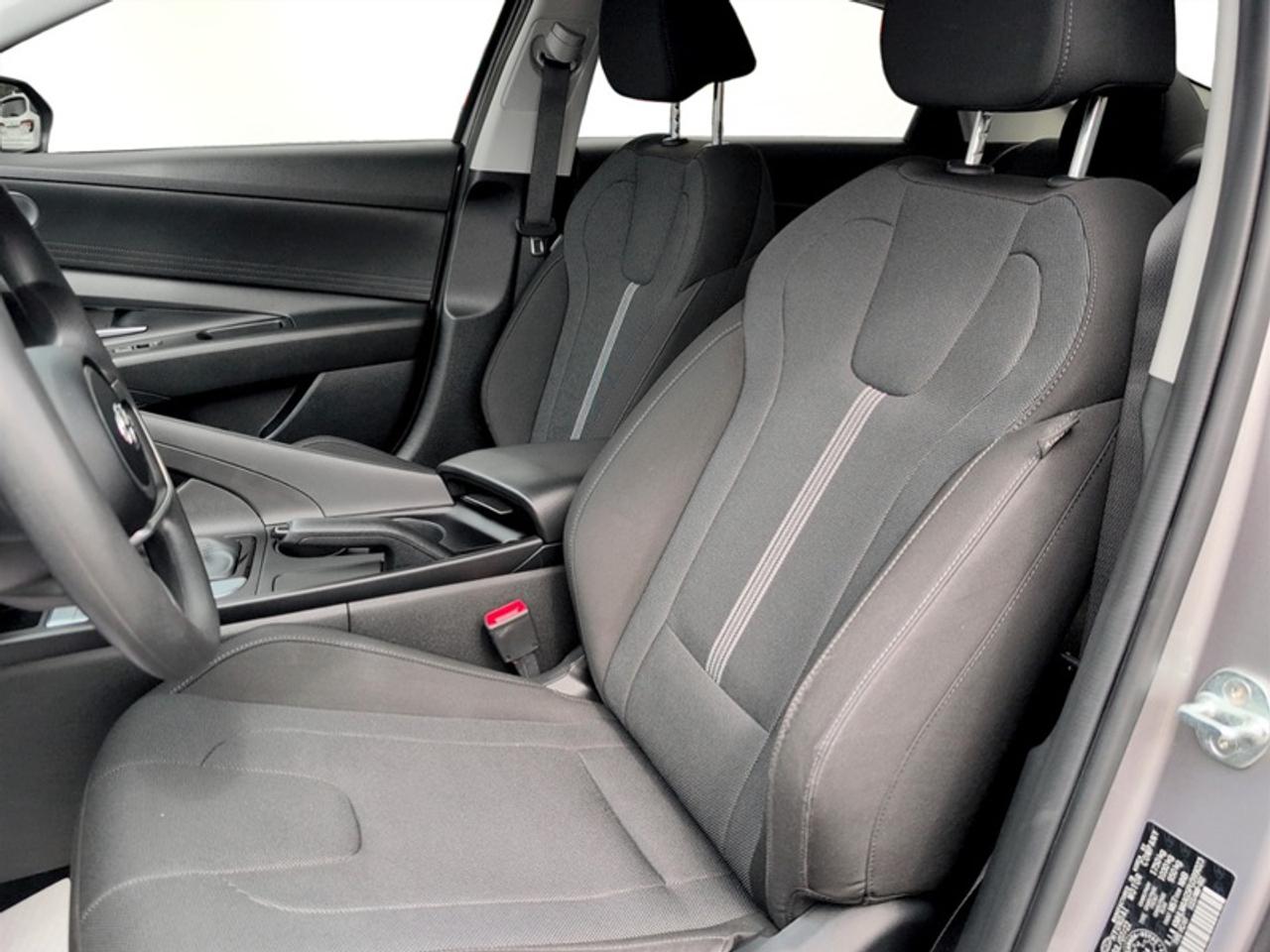 2023 Hyundai Elantra Essential  *APPLE CP - HTD SEATS* Photo