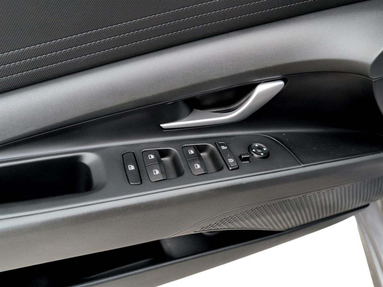 2023 Hyundai Elantra Essential  *APPLE CP - HTD SEATS* Photo