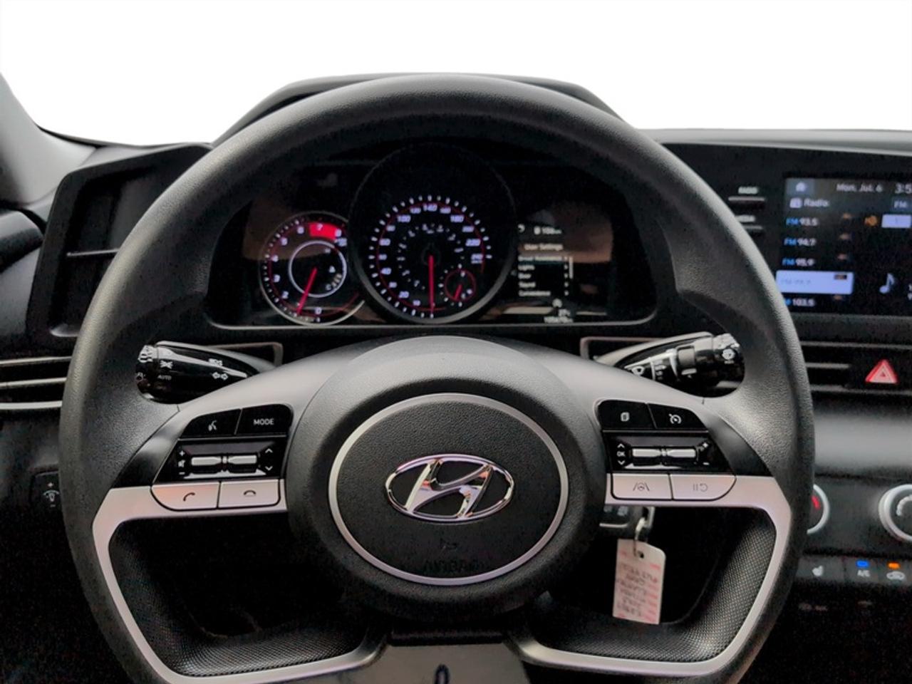 2023 Hyundai Elantra Essential  *APPLE CP - HTD SEATS* Photo