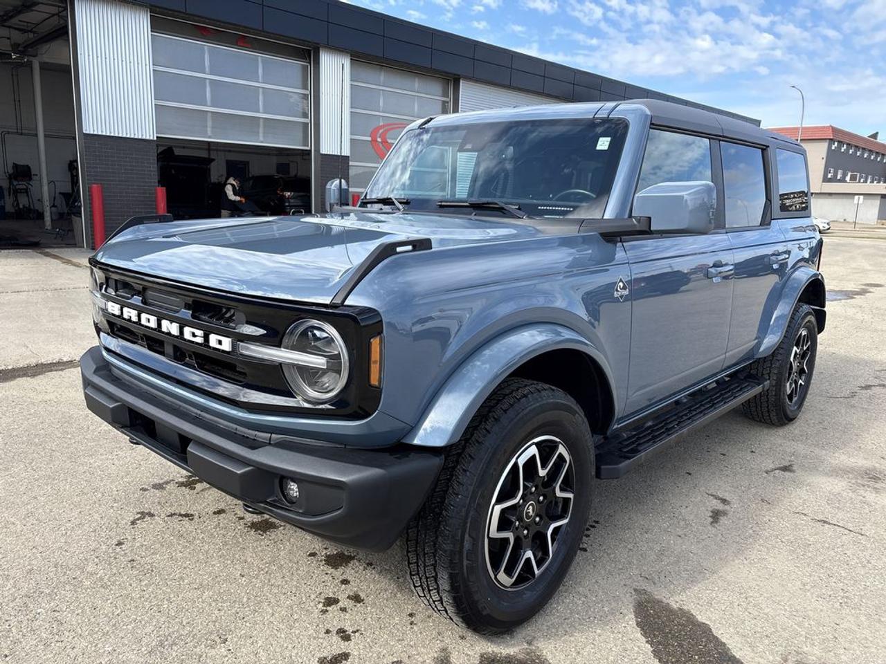 2024 Ford Bronco Outer Banks Photo1