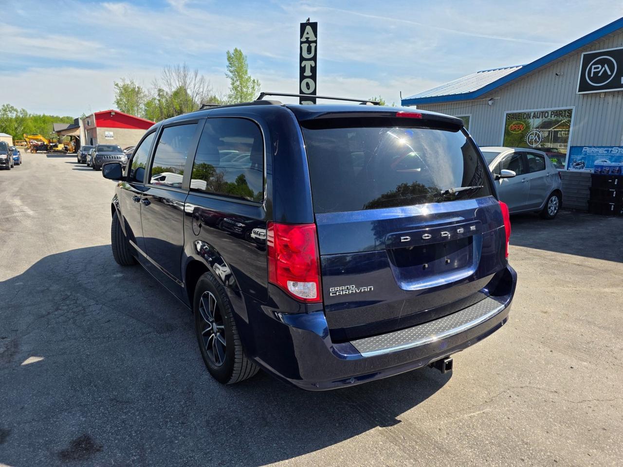 2017 Dodge Grand Caravan GT Photo2