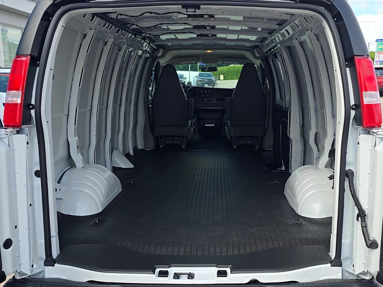 2026 GMC Savana Cargo Van 2500 Extended Wheelbase Rear-Wheel Drive Photo