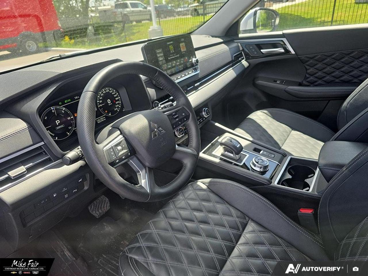 2025 Mitsubishi Outlander Plug-In Hybrid  Photo