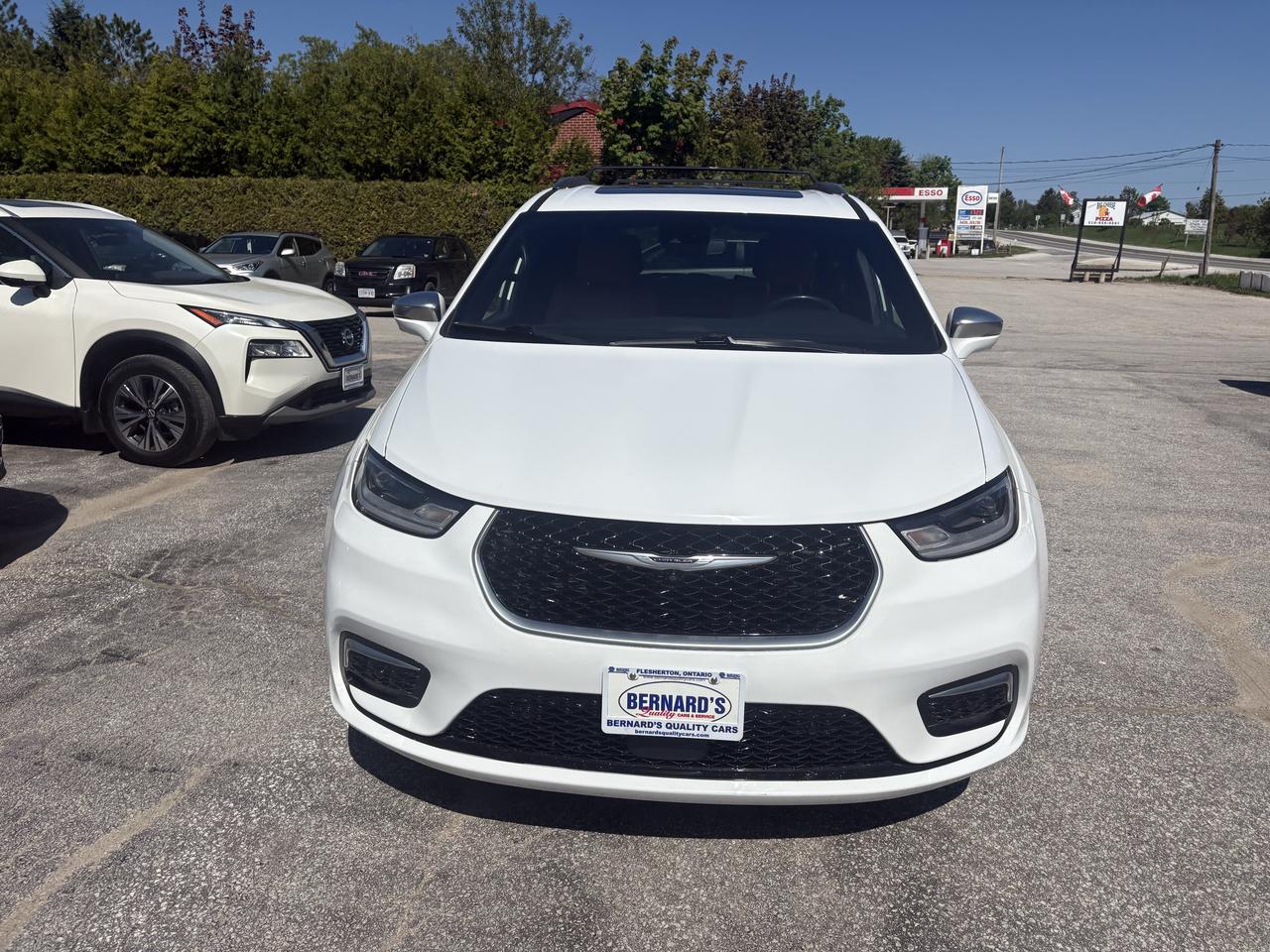 2022 Chrysler Pacifica Pinnacle Photo2