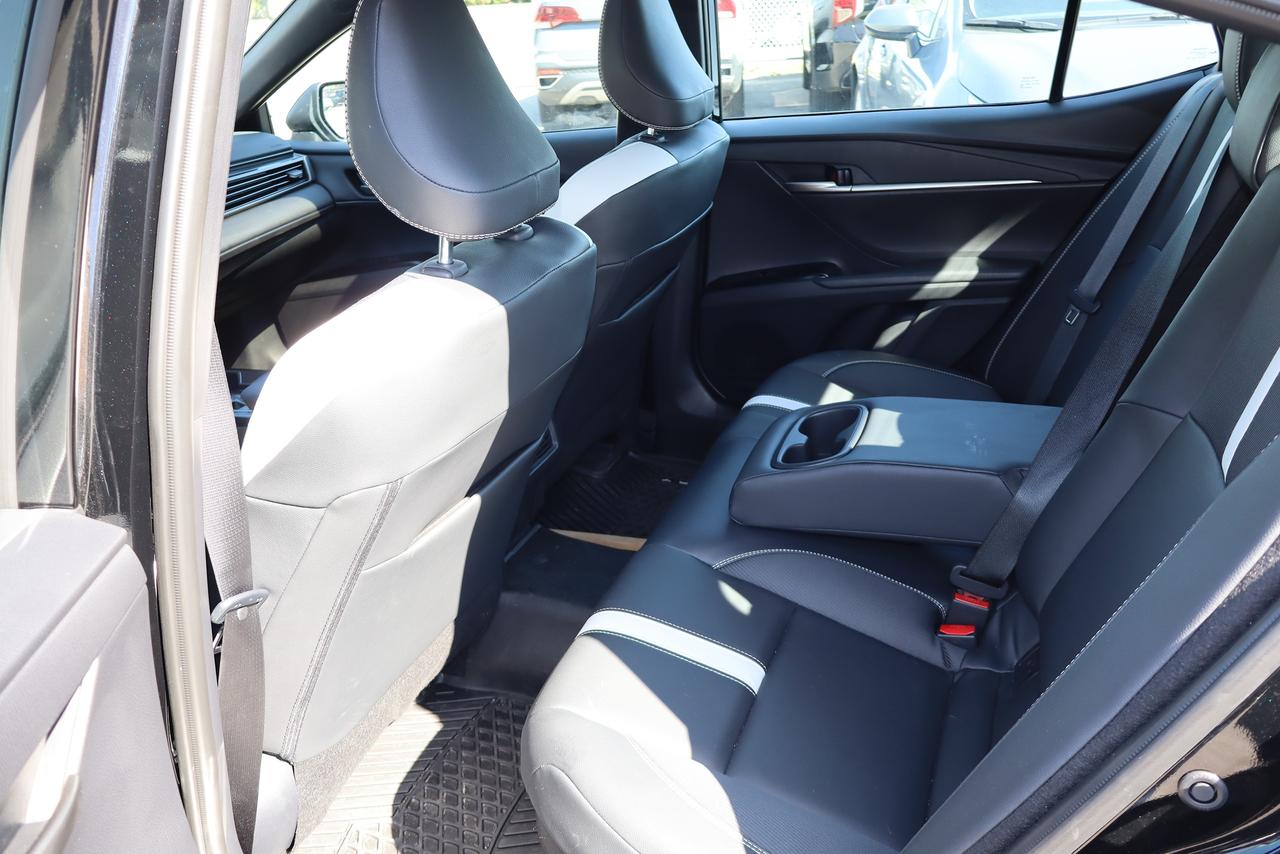 2026 Toyota Camry SE Hybrid Photo