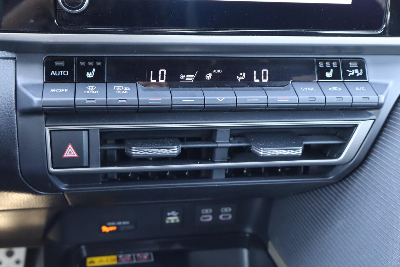 2026 Toyota Camry SE Hybrid Photo