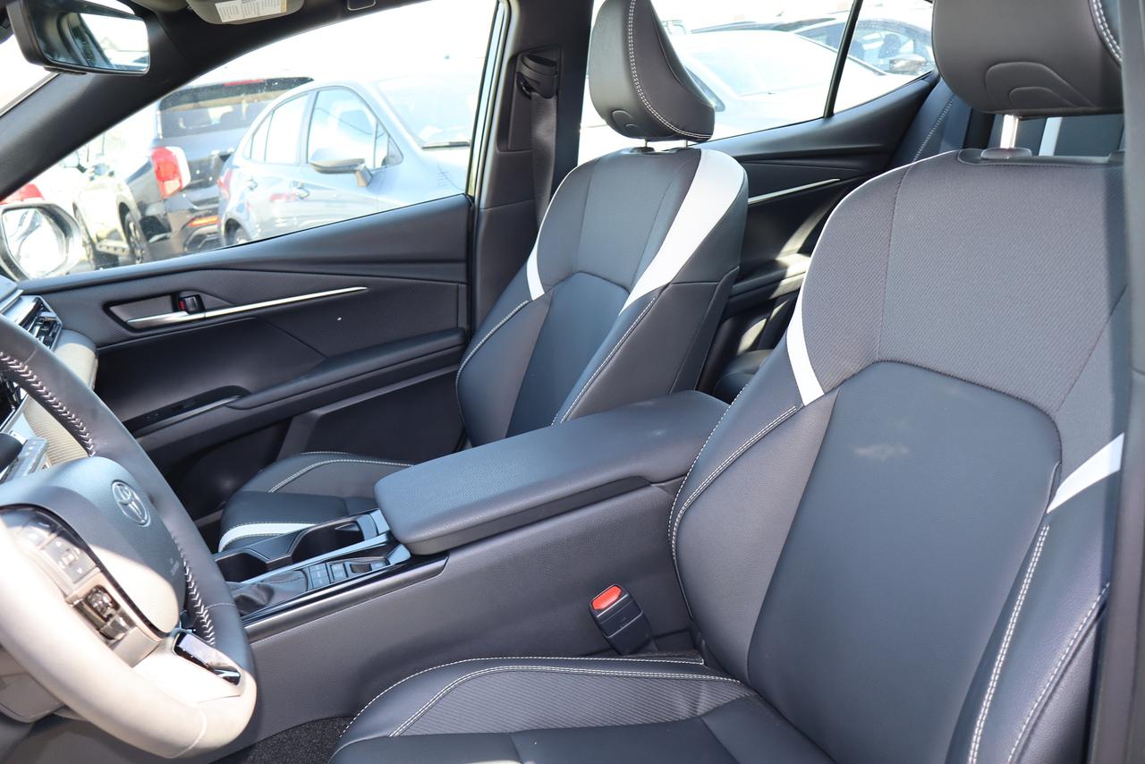 2026 Toyota Camry SE Hybrid Photo