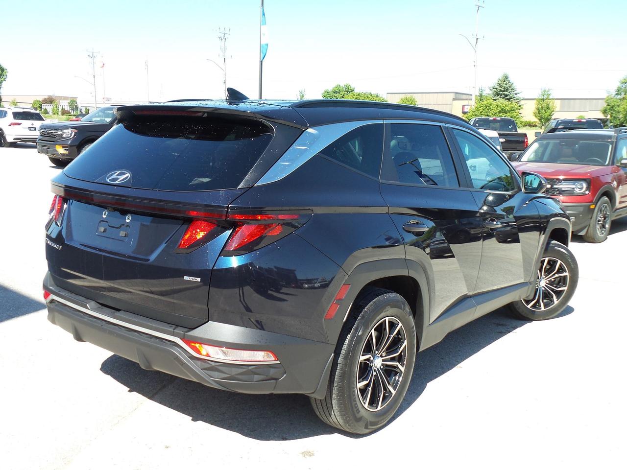 2022 Hyundai Tucson AWD, PREFERRED, HEATED SEATS, ADAPT CRUISE, LOCAL! Photo