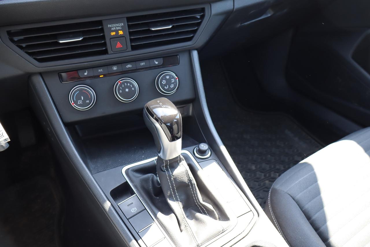 2024 Volkswagen Jetta TRENDLINE AUTO Photo