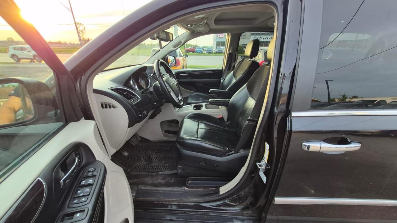 2016 Chrysler Town & Country AS IS, Limited, RUNS DRIVES WELL, WELL MAINTAINED Photo