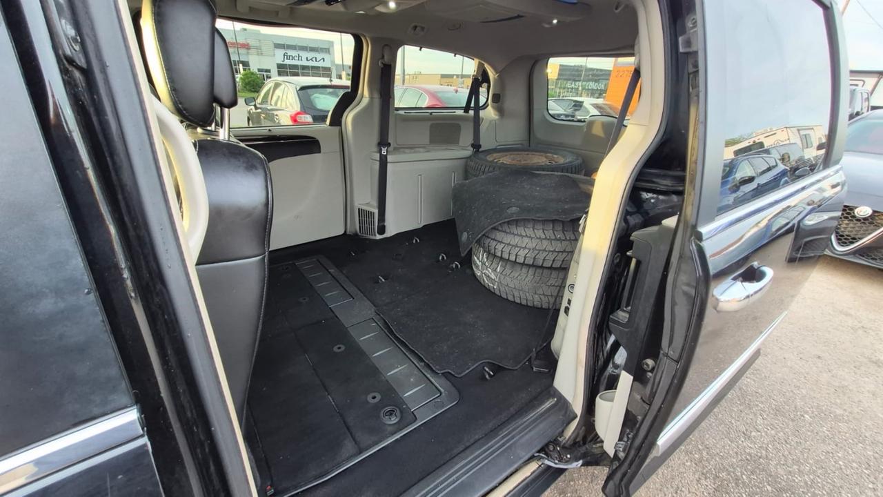 2016 Chrysler Town & Country AS IS, Limited, RUNS DRIVES WELL, WELL MAINTAINED Photo