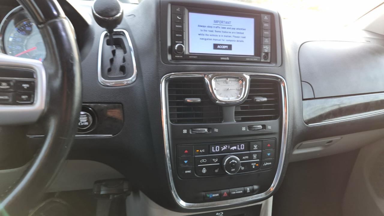 2016 Chrysler Town & Country AS IS, Limited, RUNS DRIVES WELL, WELL MAINTAINED Photo