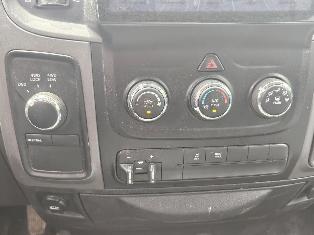 2017 RAM 1500 4WD QUAD CAB 140.5" ST Photo