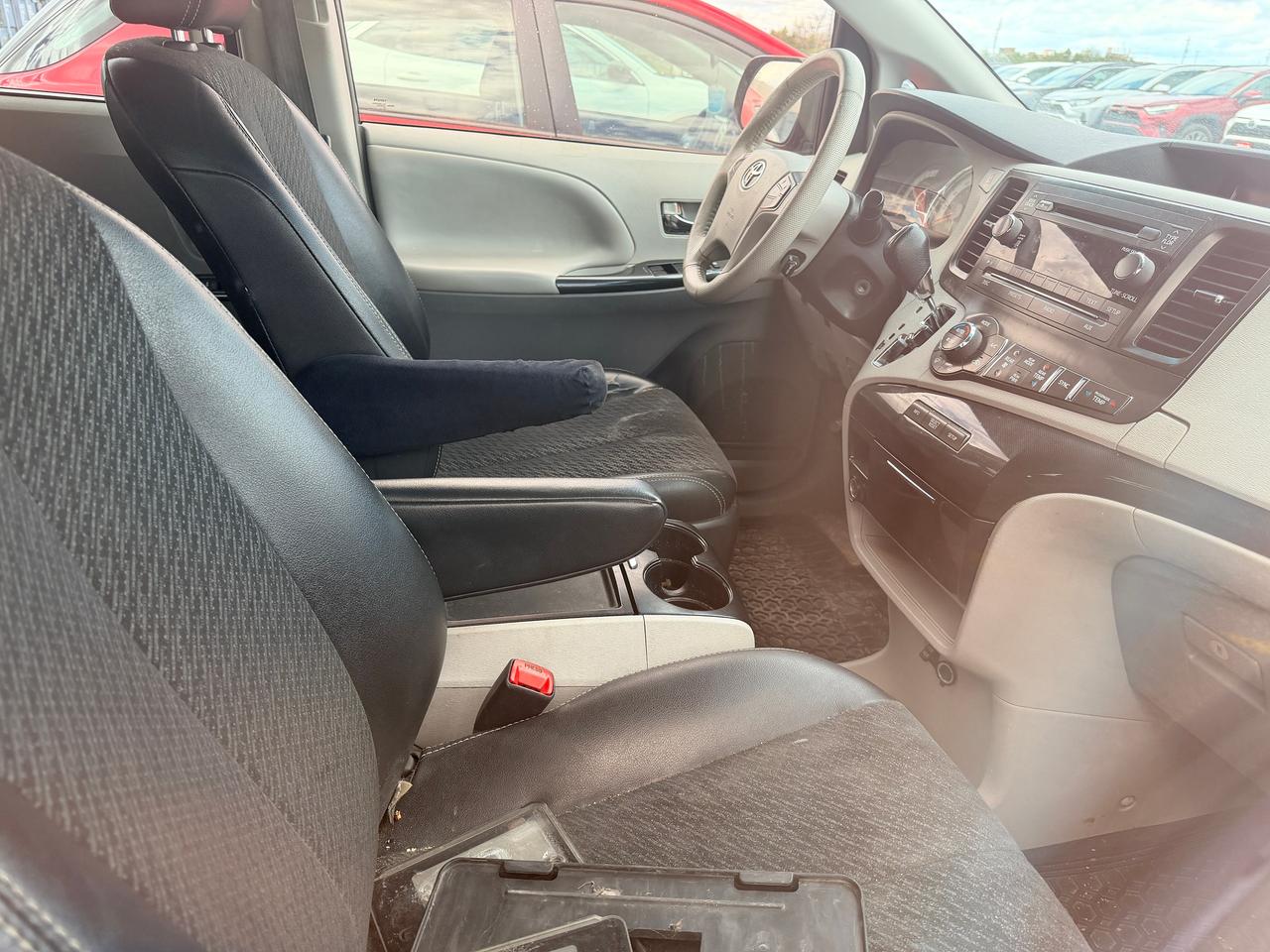 2013 Toyota Sienna 5dr V6 8-Pass FWD Photo