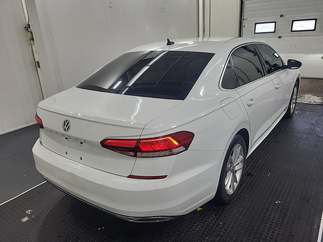 2021 Volkswagen Passat Highline | CLEAN CARFAX | LEATHER | SUNROOF | CAM Photo2