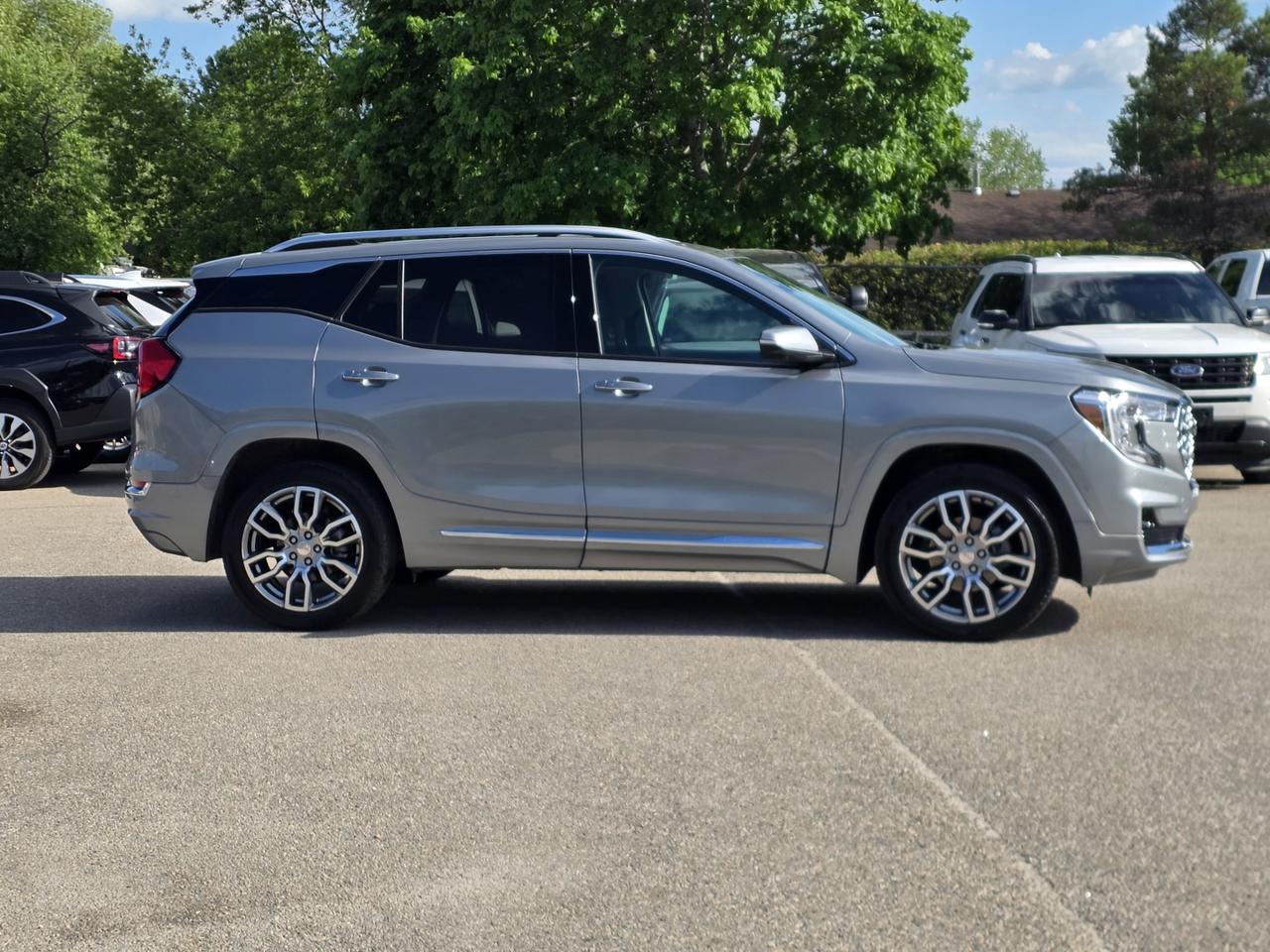 2024 GMC Terrain DENALI AWD Photo3
