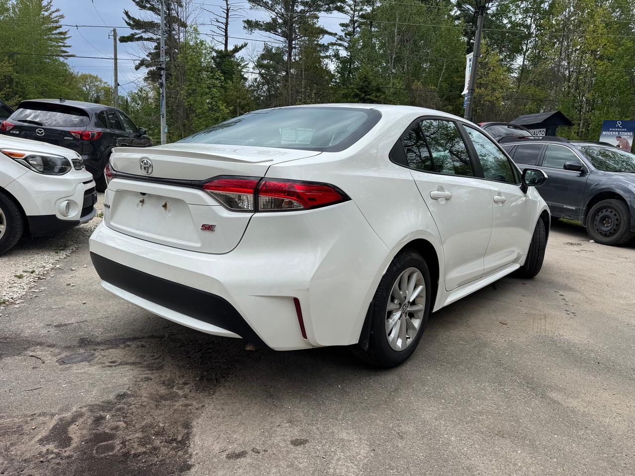 2022 Toyota Corolla LE Photo3