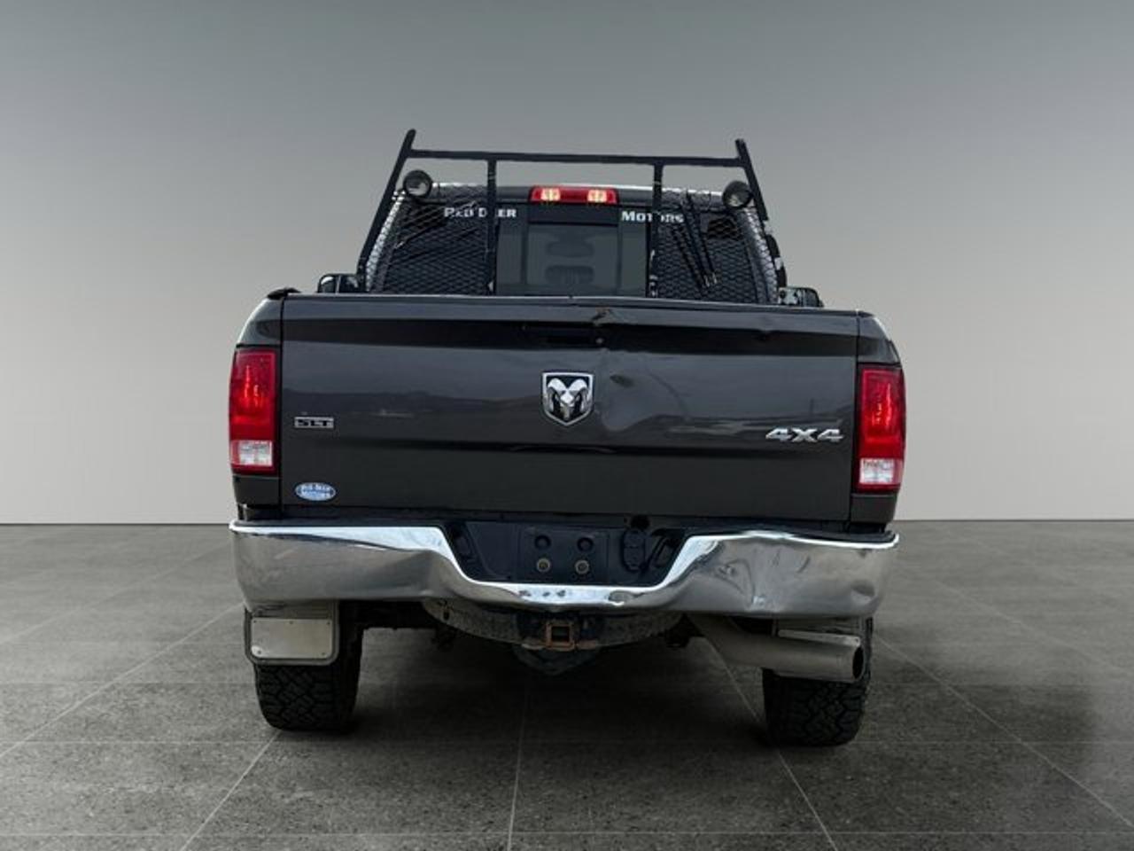 2017 RAM 3500 SLT - Photo #4