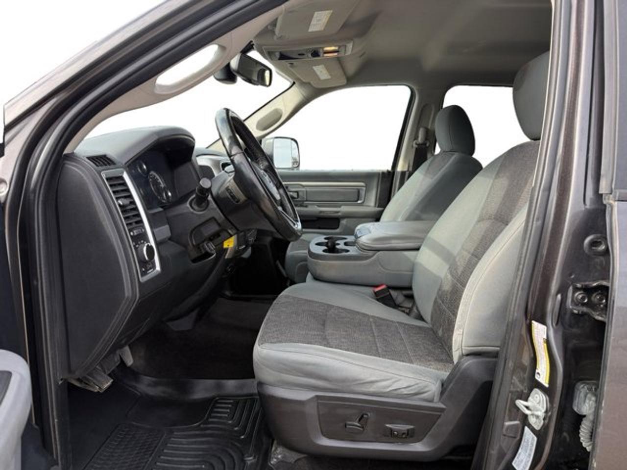2017 RAM 3500 SLT - Photo #11