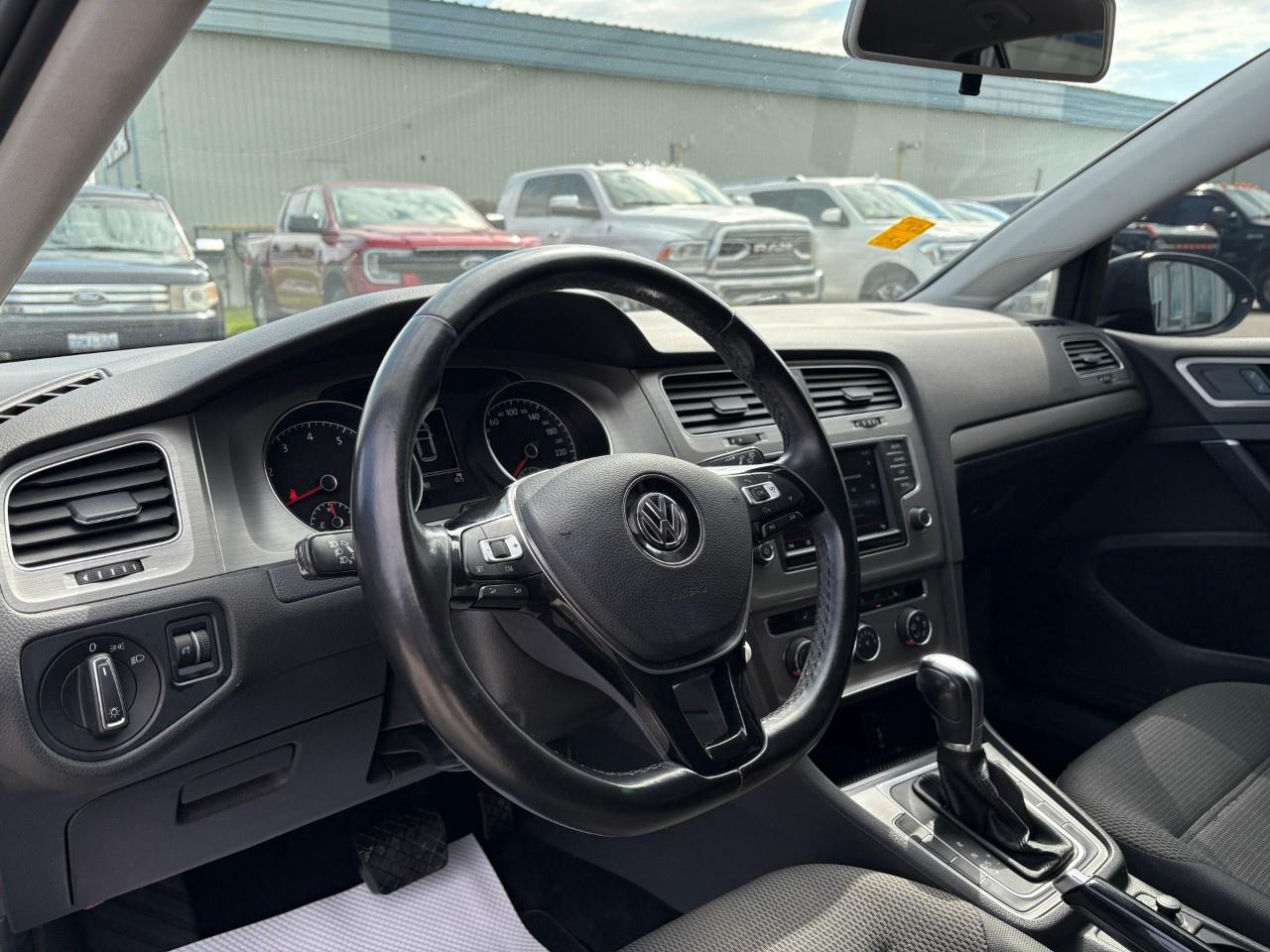 2016 Volkswagen Golf  Photo