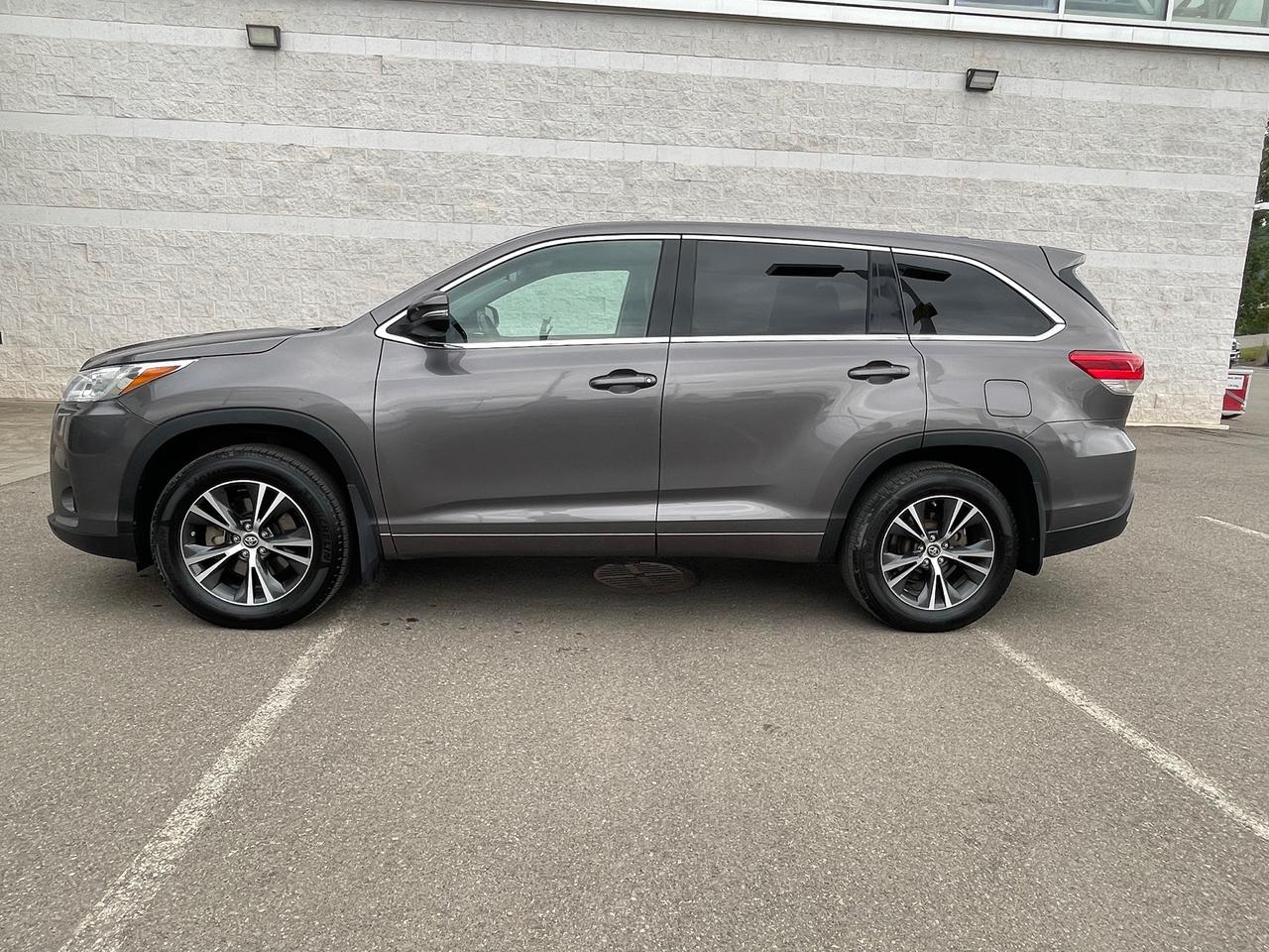 2018 Toyota Highlander LE Photo2