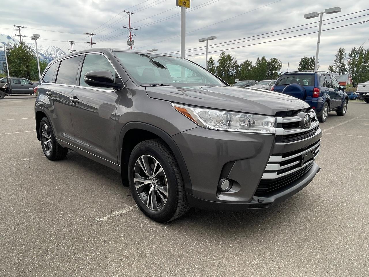 2018 Toyota Highlander LE Photo1