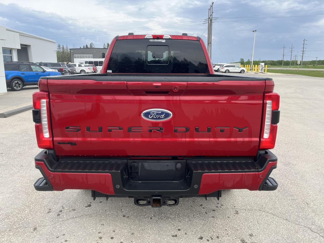 2024 Ford Super Duty CREW CAB PICKUP Photo4