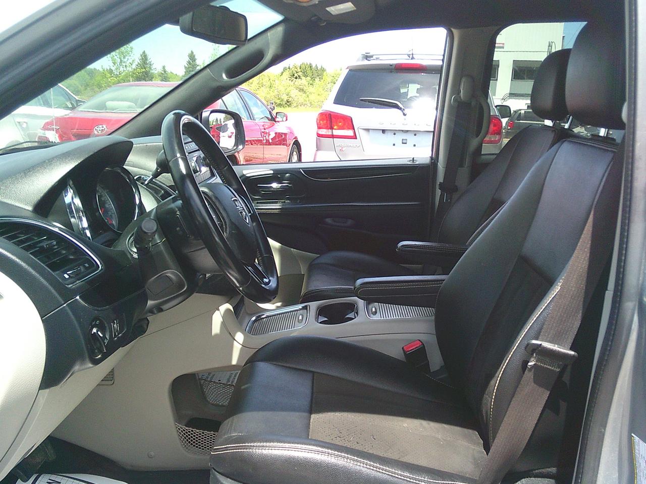 2019 Dodge Grand Caravan SXT Premium Plus STOW N GO!! Photo