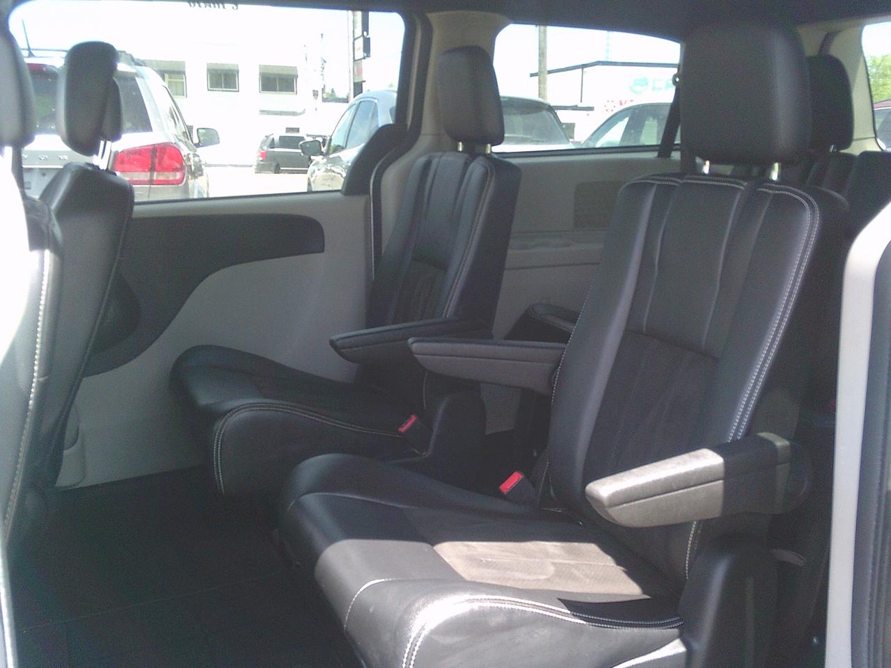 2019 Dodge Grand Caravan SXT Premium Plus STOW N GO!! Photo